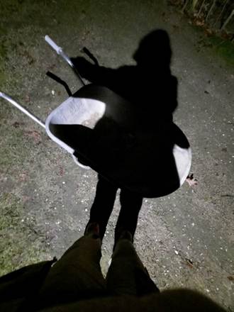 Afbeelding met grond, buitenshuis, schoeisel, persoon
Door AI gegenereerde inhoud is mogelijk onjuist.