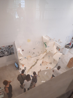Afbeelding met tekst, kunst, overdekt, ontwerp

Door AI gegenereerde inhoud is mogelijk onjuist.