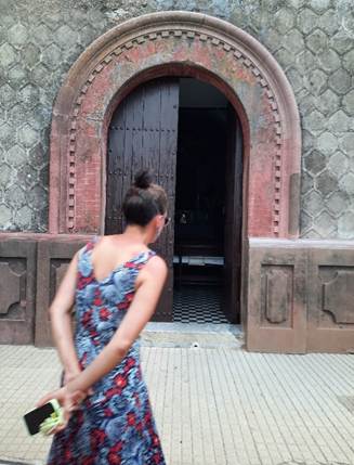 Afbeelding met kleding, persoon, gebouw, buitenshuis

Door AI gegenereerde inhoud is mogelijk onjuist.