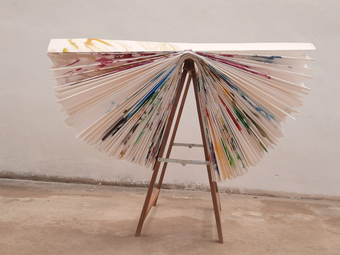 Afbeelding met verven, kunst, tekst, grond

Door AI gegenereerde inhoud is mogelijk onjuist.