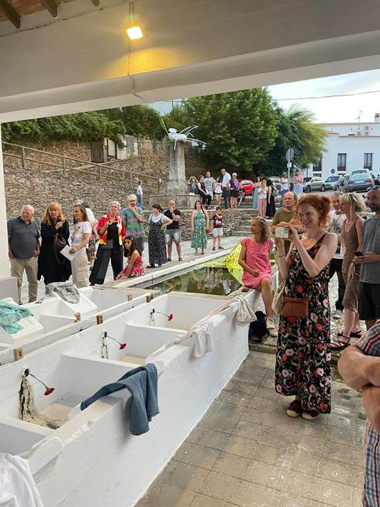 Afbeelding met kleding, persoon, vrouw, badkuip
Door AI gegenereerde inhoud is mogelijk onjuist.