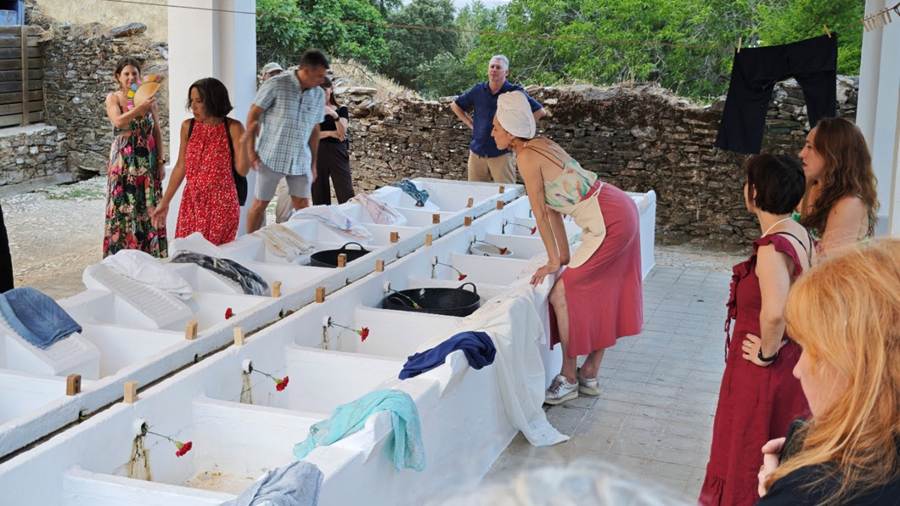 Afbeelding met kleding, persoon, vrouw, buitenshuis
Door AI gegenereerde inhoud is mogelijk onjuist.