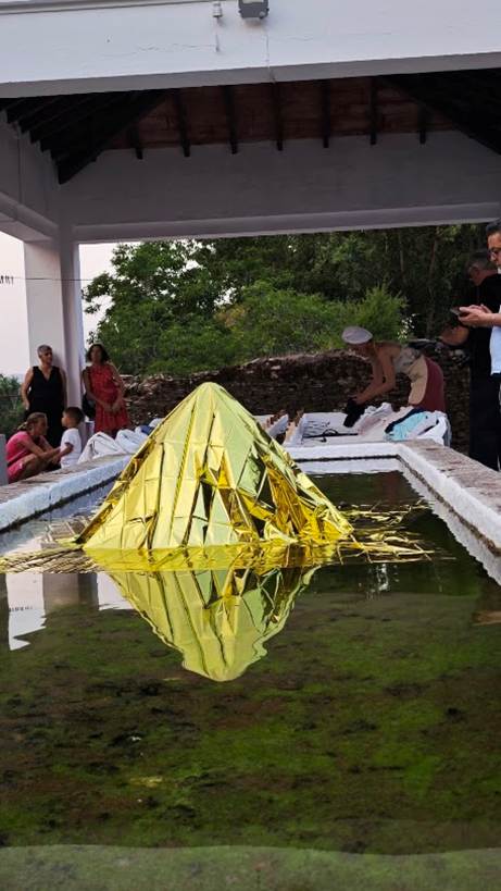 Afbeelding met buitenshuis, begrafenis, boom, plant
Door AI gegenereerde inhoud is mogelijk onjuist.