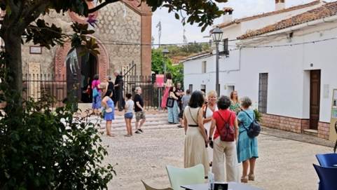 Afbeelding met buitenshuis, kleding, gebouw, persoon
Door AI gegenereerde inhoud is mogelijk onjuist.