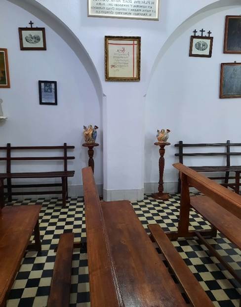 Afbeelding met muur, fotolijst, overdekt, trappen
Door AI gegenereerde inhoud is mogelijk onjuist.