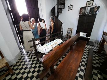 Afbeelding met overdekt, muur, meubels, kleding
Door AI gegenereerde inhoud is mogelijk onjuist.