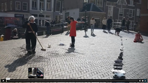 Afbeelding met buitenshuis, gebouw, schoeisel, kleding

Door AI gegenereerde inhoud is mogelijk onjuist.