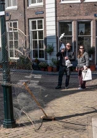 Afbeelding met gebouw, buitenshuis, kleding, schoeisel

Door AI gegenereerde inhoud is mogelijk onjuist.