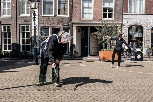 Afbeelding met gebouw, buitenshuis, schoeisel, kleding

Door AI gegenereerde inhoud is mogelijk onjuist.
