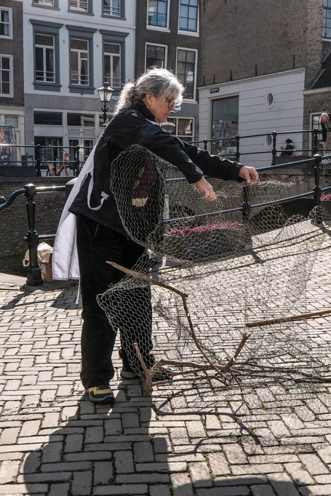 Afbeelding met kleding, gebouw, schoeisel, buitenshuis
Door AI gegenereerde inhoud is mogelijk onjuist.