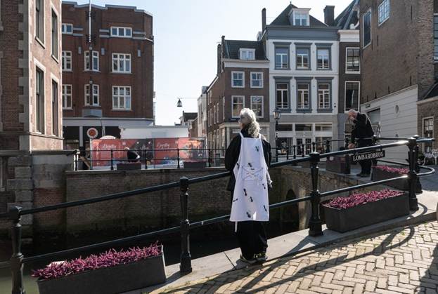 Afbeelding met buitenshuis, gebouw, hemel, kleding
Door AI gegenereerde inhoud is mogelijk onjuist.