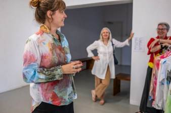 Afbeelding met kleding, persoon, muur, Menselijk gezicht

Door AI gegenereerde inhoud is mogelijk onjuist.