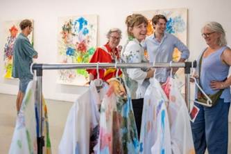 Afbeelding met kleding, persoon, muur, jurk

Door AI gegenereerde inhoud is mogelijk onjuist.