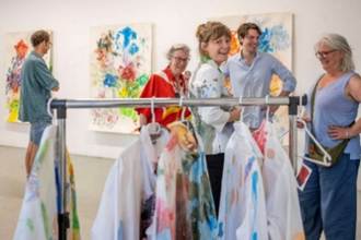 Afbeelding met kleding, persoon, muur, jurk

Door AI gegenereerde inhoud is mogelijk onjuist.