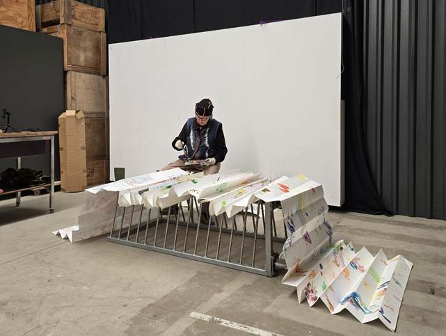 Afbeelding met persoon, tafel, meubels, kleding

Door AI gegenereerde inhoud is mogelijk onjuist.