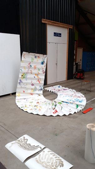 Afbeelding met tekst, overdekt, kunst, vloer

Door AI gegenereerde inhoud is mogelijk onjuist.