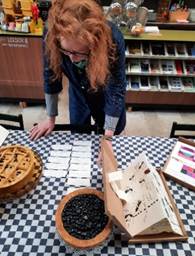 Afbeelding met Snack, persoon, kleding, bakwaren

Door AI gegenereerde inhoud is mogelijk onjuist.